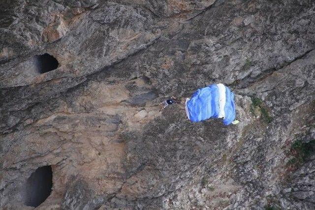 Karanlık Kanyon’da Yer Çekimine Meydan Okudular