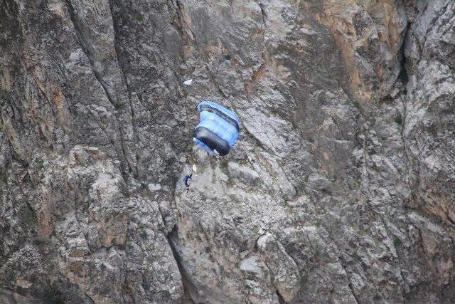 Karanlık Kanyon’da Yer Çekimine Meydan Okudular