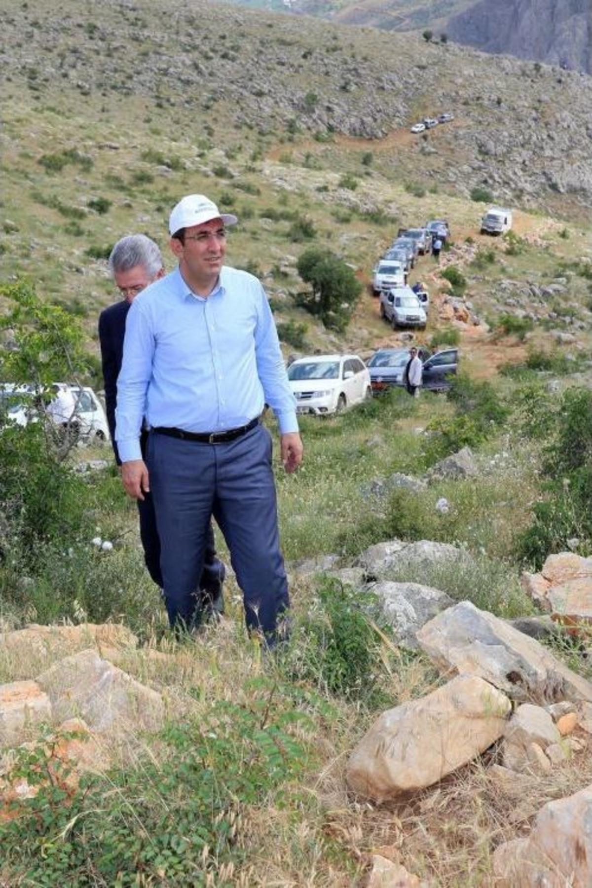 Bakan Yılmaz'ın Konvoyundaki Ara&ccedil;lar Yolda Kaldı