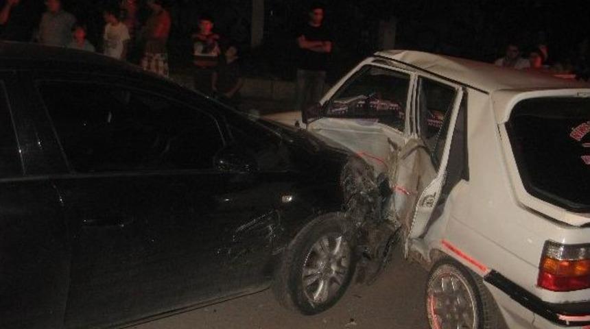 Niksar&rsquo;da Trafik Kazası: 3 Yaralı