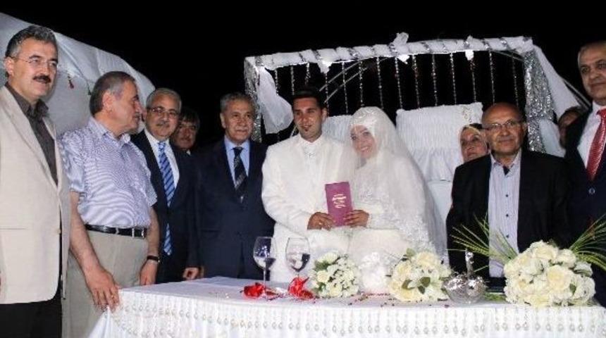 B&uuml;lent Arın&ccedil; Nikah Şahitliği Yaptı