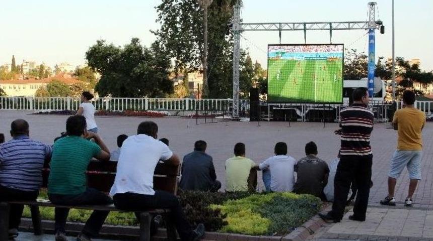 Antalya B&uuml;y&uuml;kşehir Belediyesi'nden Turistlere D&uuml;nya Kupası Jesti