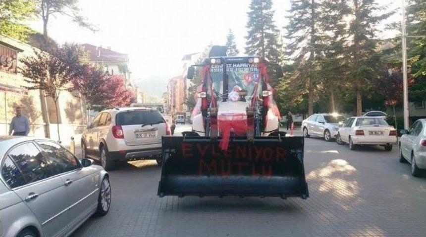 Damat Operat&ouml;r Olunca İş Makinesi Gelin Arabası Oldu