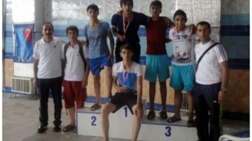 &Ccedil;ocuk Evleri Sitesi Sporcusu Y&uuml;zmede T&uuml;rkiye Birincisi Oldu