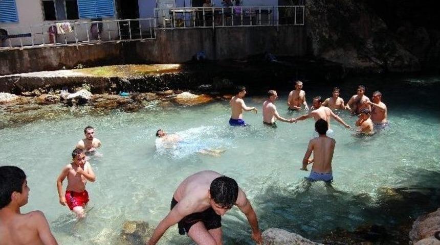 Sıcaktan Bunalan Vatandaşlar Serin Yerlere Akın Ediyor