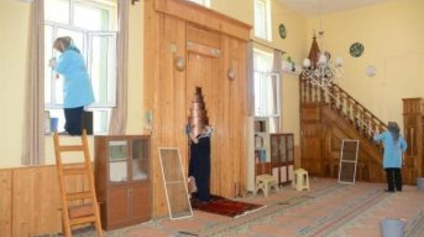 Meram&rsquo;da Ramazan &Ouml;ncesi Cami Temizliği