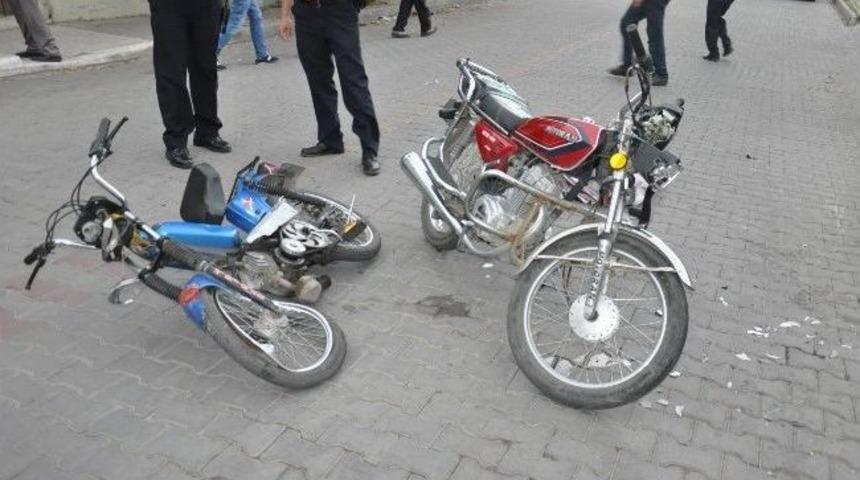 İki Motosiklet &Ccedil;arpıştı: 3 Yaralı
