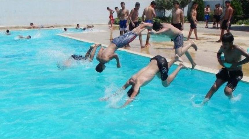 Sıcak Havalardan Bunalan Vatandaşlar Havuza Koştu