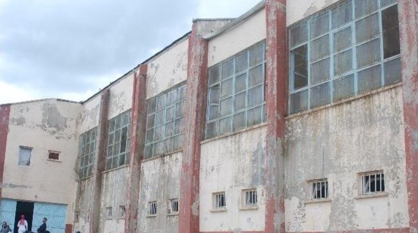 Kapalı Spor Salonu Harabeye D&ouml;nd&uuml;