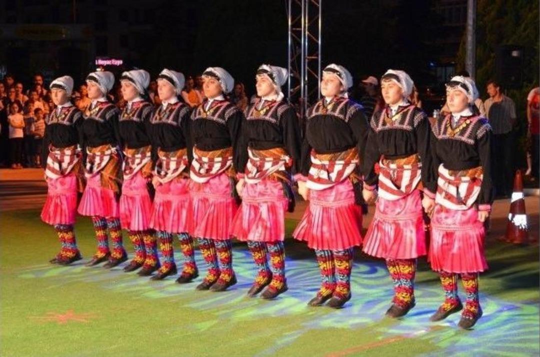 Edremit&rsquo;te 5. T&uuml;rk Halk Oyunları Yarışması