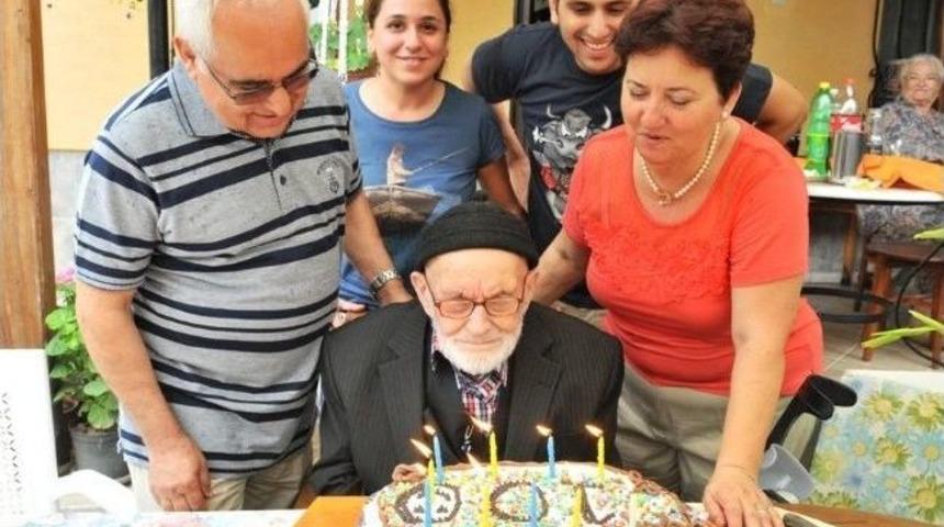 100 Yaşındaki Şahin Dedeye S&uuml;rpriz Doğum G&uuml;n&uuml; Partisi