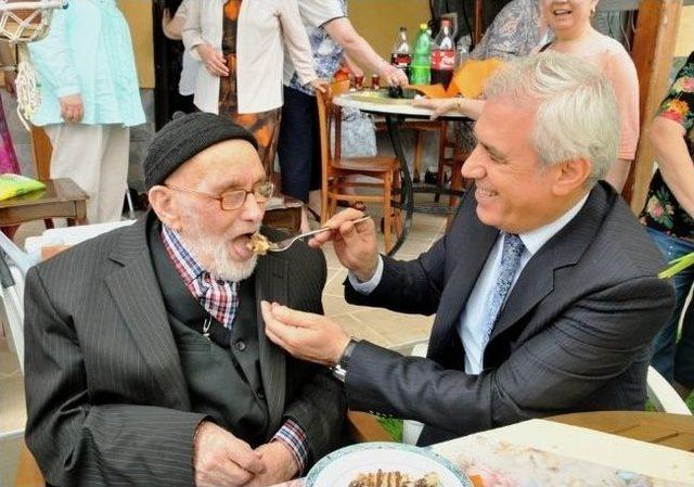 100 Yaşındaki Şahin Dedeye Sürpriz Doğum Günü Partisi