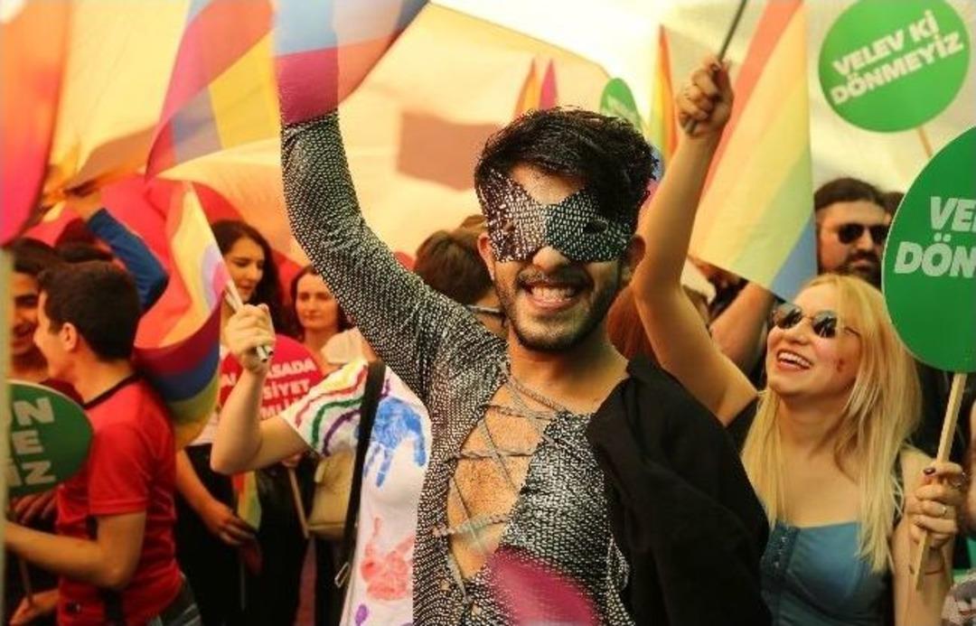 Taksim Meydanı'na &Ccedil;ıkmak İsteyen Lgbt &Uuml;yelerine Polis Engeli