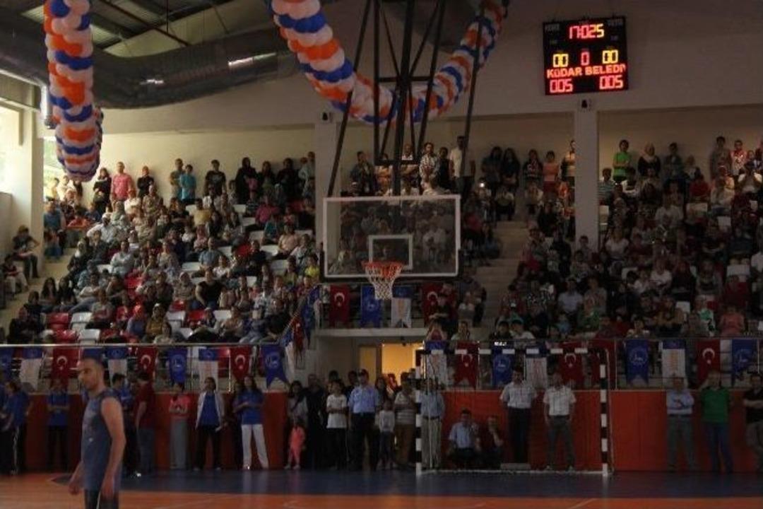 &Uuml;sk&uuml;dar Yaz Spor Okulu T&ouml;renle A&ccedil;ıldı