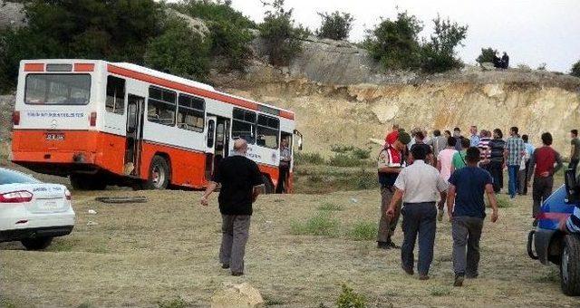 Mersin'de Freni Boşalan Halk Otobüsü Şarampole Uçtu:12 Yaralı