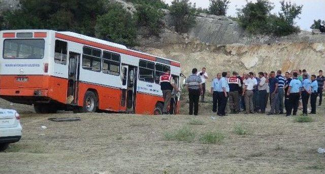 Mersin'de Freni Boşalan Halk Otobüsü Şarampole Uçtu:12 Yaralı