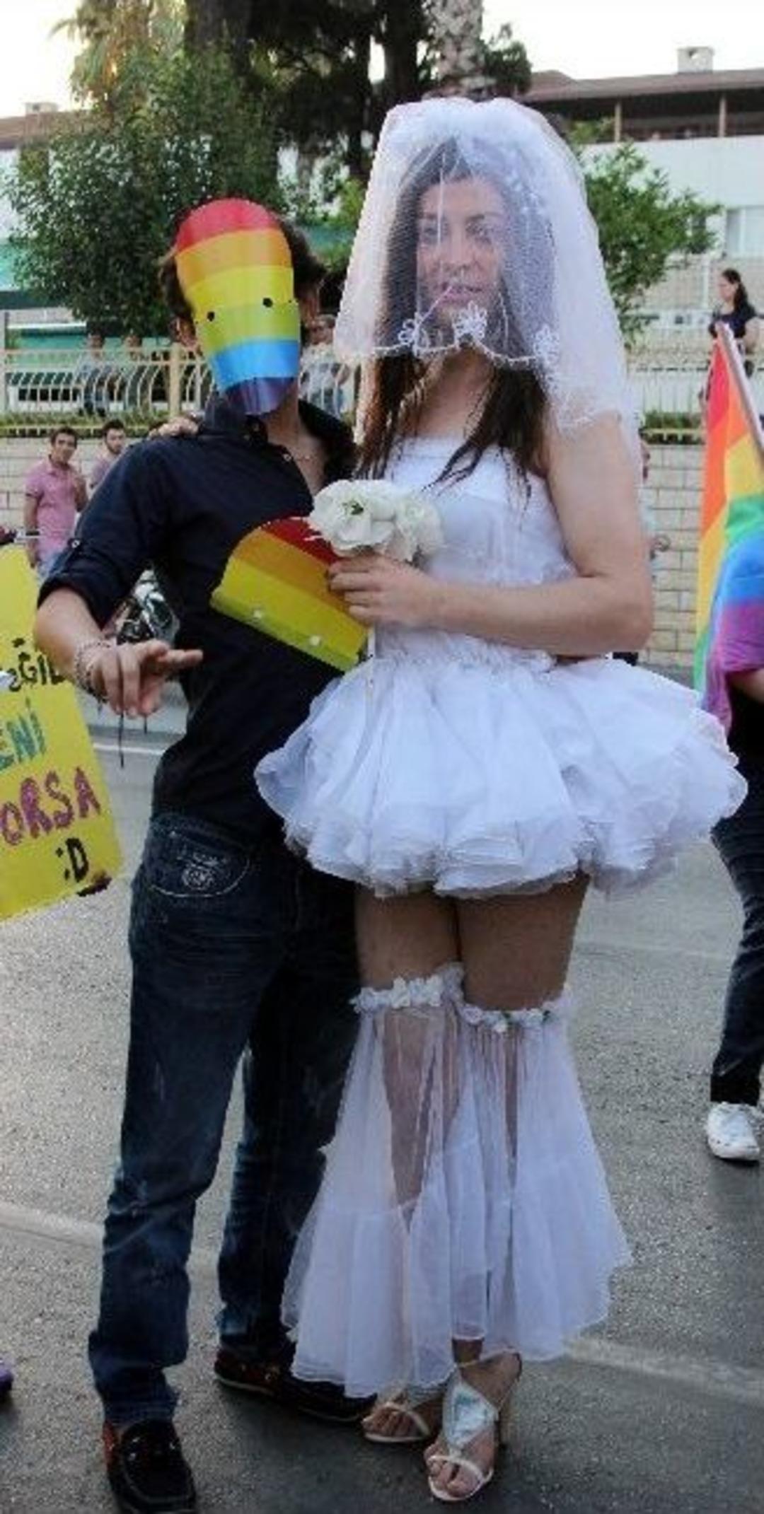 Antalya&rsquo;da Lgbti &Uuml;yelerinden Y&uuml;r&uuml;y&uuml;ş