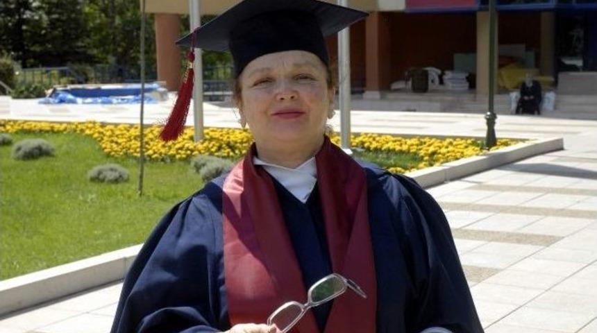 68 Yaşında &Uuml;niversiteden Mezun Oldu
