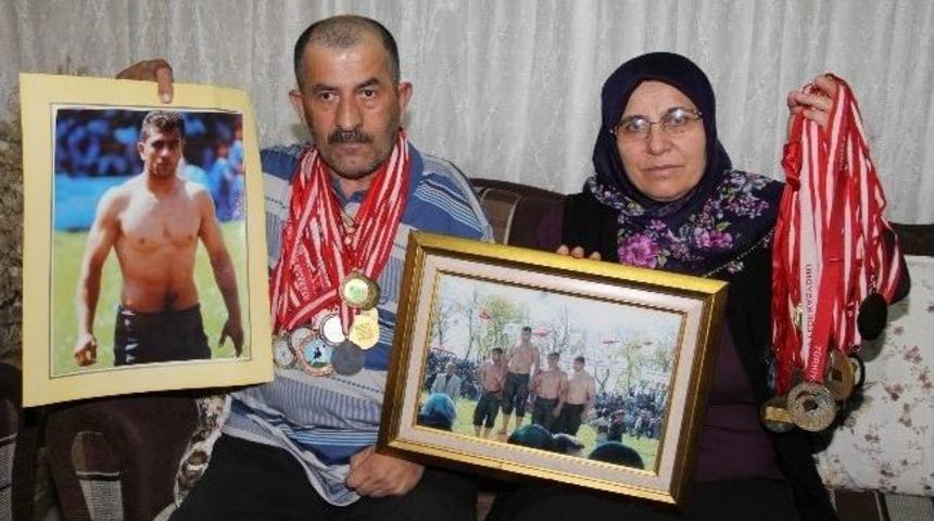 Başpehlivan Fatih Atlı'nın Baba Evinde B&uuml;y&uuml;k Sevin&ccedil;