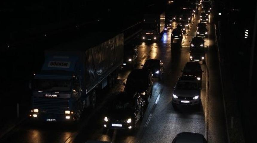 Giresun&rsquo;da Sağanak Yağış Karadeniz Sahil Yolu'nu Ulaşıma Kapattı
