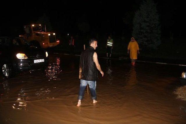 Giresun&rsquo;da Sağanak Yağış Karadeniz Sahil Yolu nu Ulaşıma Kapattı 1