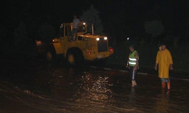 Giresun&rsquo;da Sağanak Yağış Karadeniz Sahil Yolu nu Ulaşıma Kapattı 2