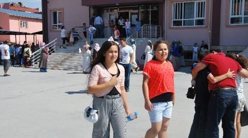 Soruları Zor Ve Zamanı Yetersiz Bulan Bazı &Ouml;ğrenciler G&ouml;zyaşlarını Tutamadı