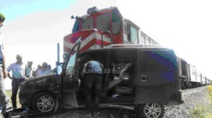 Tren Otomobili Bi&ccedil;ti: 1 &ouml;l&uuml;, 1 ağır yaralı