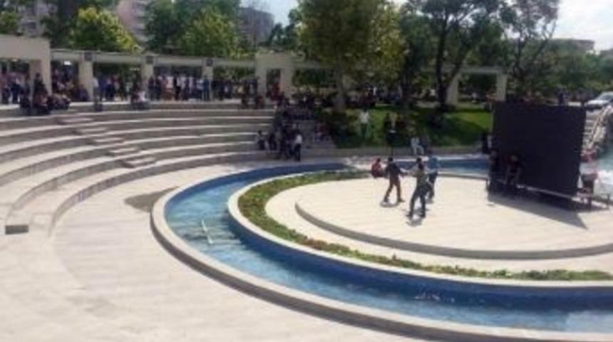 Sıcaktan Bunalan Gen&ccedil;ler Kendini Apa&ccedil;i Dansına Verdi