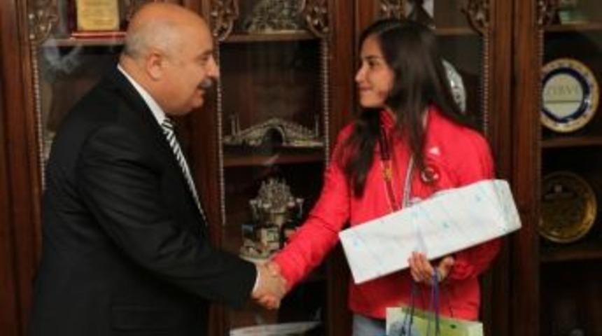 Adıyaman &Uuml;niversitesi &Ouml;ğrencisi Halterde D&uuml;nya İkincisi Oldu