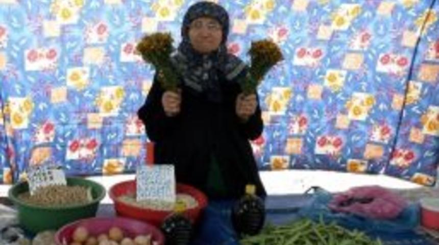 Yağmur &Ccedil;amur Demeden 25 Yıldır Pazara Geliyor