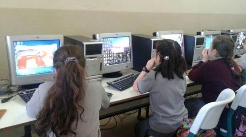 Yıldız Teknik &Uuml;niversitesi&rsquo;nden &ldquo;haydi Kızlar Yazılıma&rdquo; Projesi