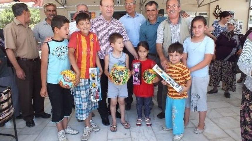 Başkan Özakcan’dan Çiftlikköy’de Çocuklara Özel İlgi