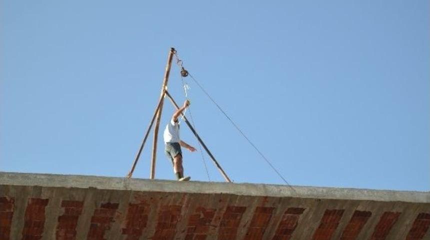 Şimdi De Bir İnşaatın Tepesine &Ccedil;ıktı