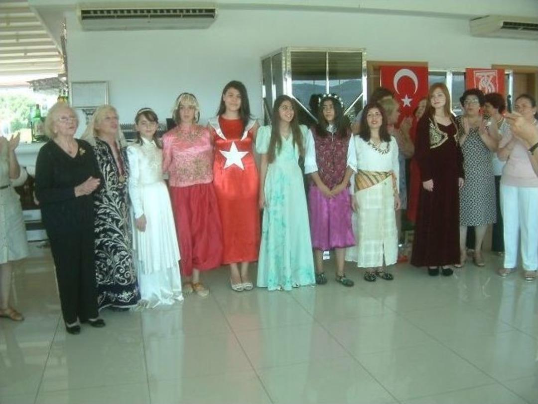 Yardım Sevenlerden Nostaljik Defileli Yemek