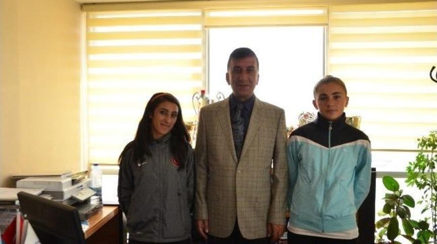 Başarılı Atletlere Kutlama