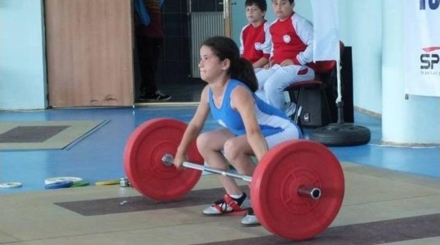 Burhaniyeli Haltercilerin B&uuml;y&uuml;k Başarısı