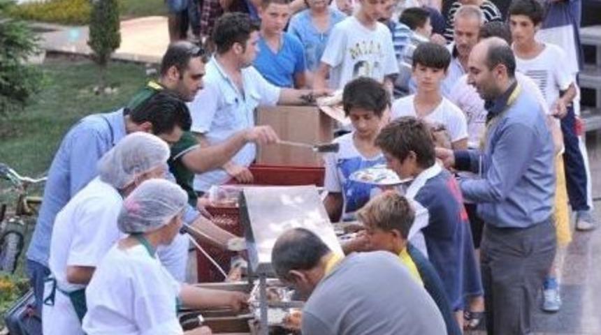 Buca'da Ramazan Boyunca 750 Kişiye İftar Yemeği