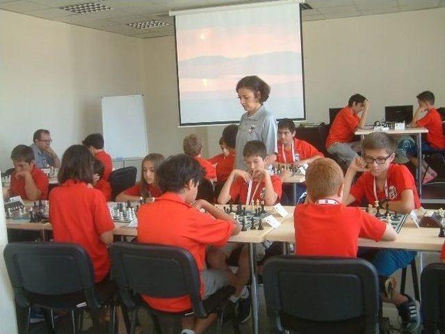 Burhaniye&rsquo;de Satran&ccedil; Sporuna B&uuml;y&uuml;k Destek 2