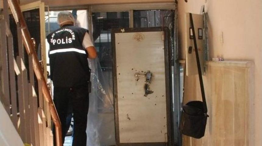 Kasa Boş &Ccedil;ıkınca G&uuml;venlik Kamerası Kayıt Cihazını &Ccedil;aldılar