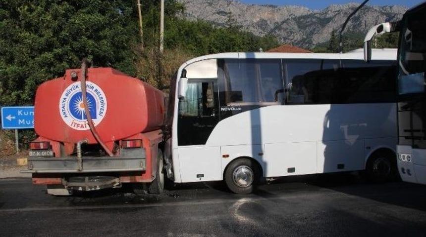 İtfaiye Aracı Servis Otob&uuml;s&uuml;yle &Ccedil;arpıştı: 12 Yaralı