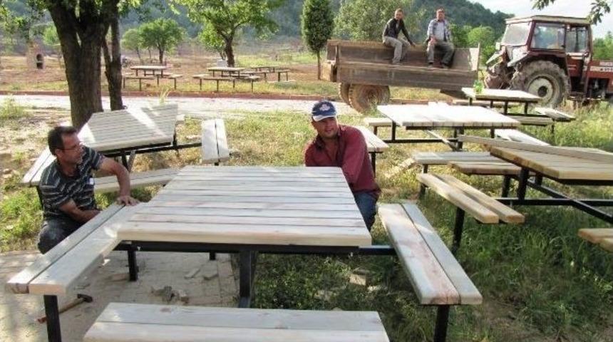 Bank Ve Piknik Masasını Kendileri İmal Ediyor