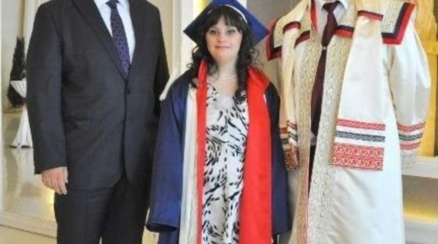 Down Sendromlu Deniz'in Mezuniyet Sevinci