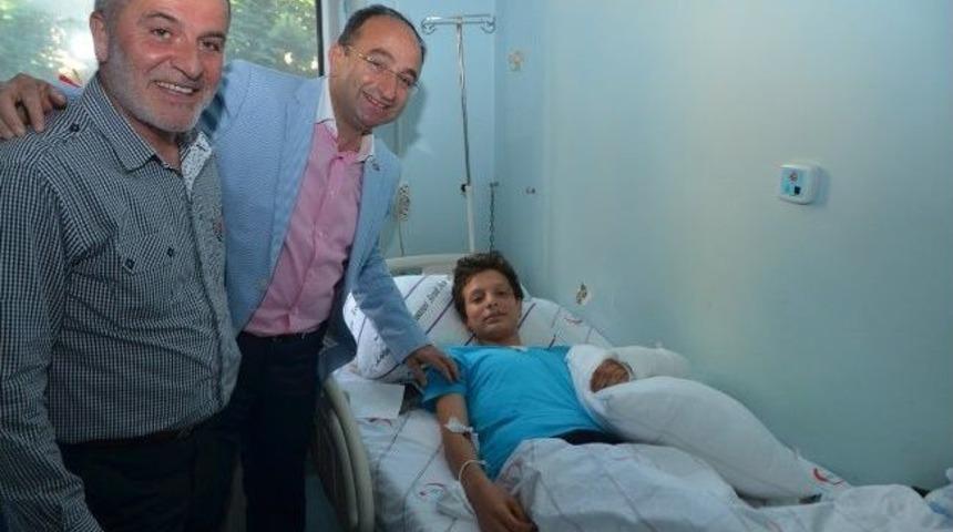 Başkan &Uuml;z&uuml;lmez&rsquo;den Hasta Ziyareti