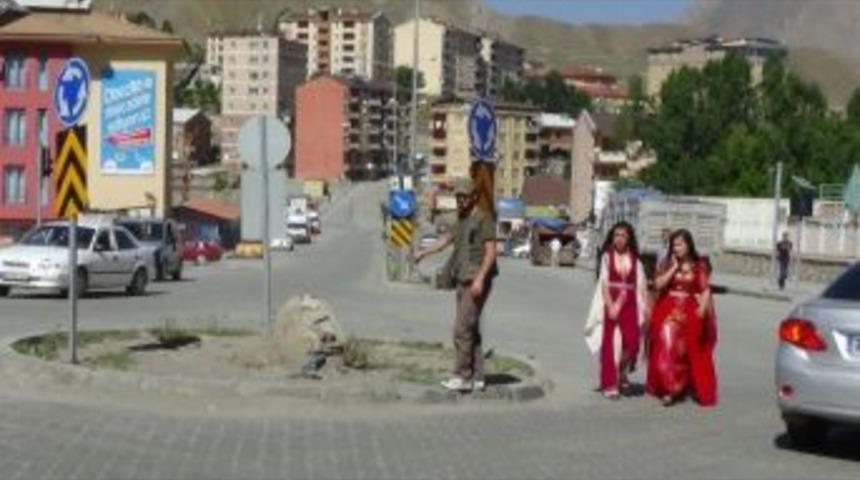 Hastane &Ouml;n&uuml;ndeki Ref&uuml;jler Onarılmayı Bekliyor
