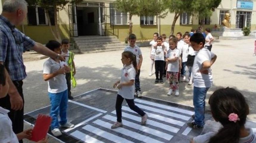 Polisler'den &Ouml;ğrencilere Trafik Kuralları Semineri