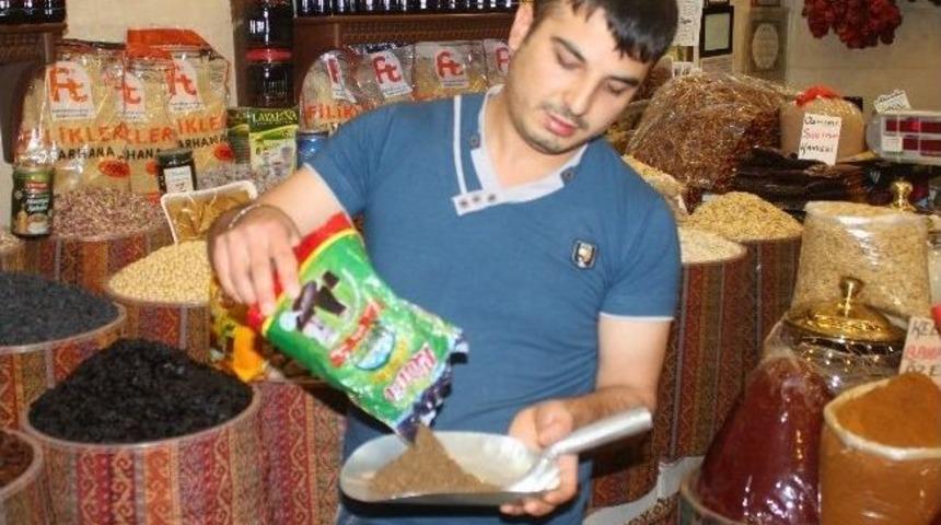 Ramazan Ayının Vazge&ccedil;ilmezi Meyan Şerbeti