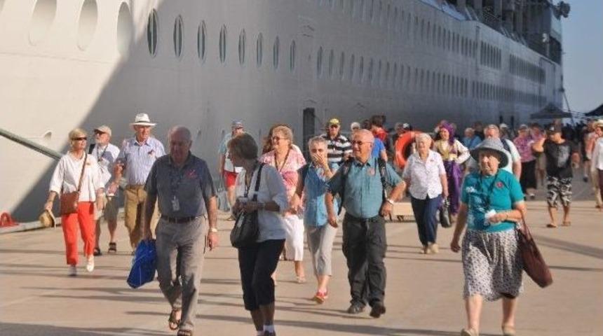 Kuşadası&rsquo;nda Denizden Turist Akını