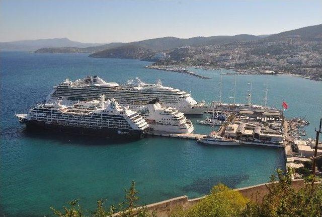 Kuşadası&rsquo;nda Denizden Turist Akını 1