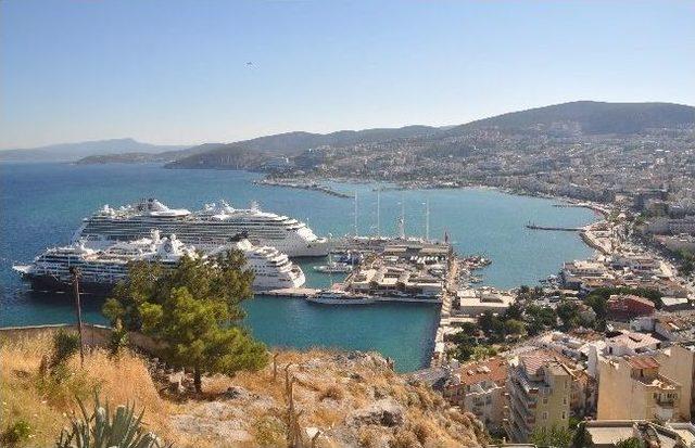 Kuşadası&rsquo;nda Denizden Turist Akını 2
